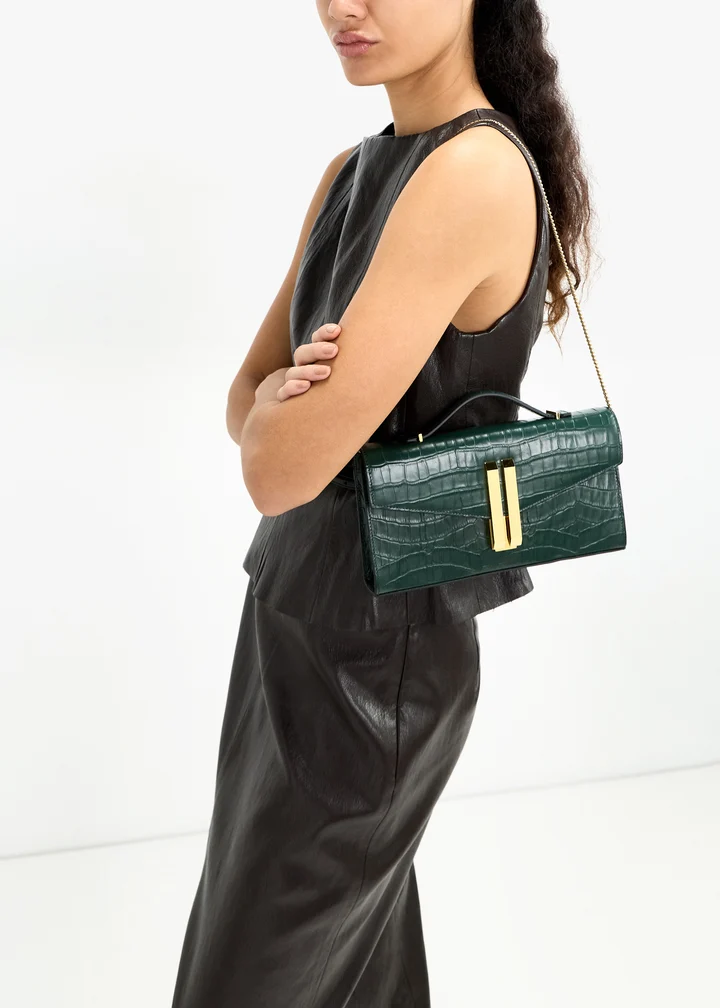 Formstabile Ketten‑Umhängetasche / Clutch aus geprägtem Leder mit Doppelbügel‑Verschluss