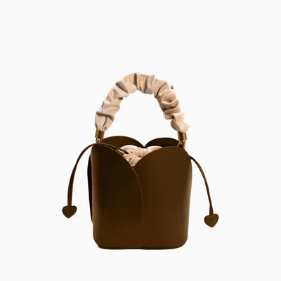 Eimer‑Handtasche aus braunem veganem Leder mit Rosenblatt‑Prägung, gerafftem Griff und herzförmigem Schnürzug‑Dekor