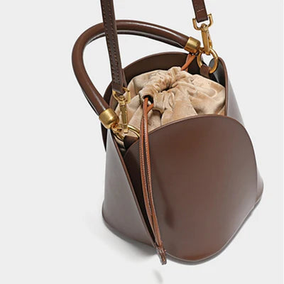Eimer‑Handtasche aus braunem veganem Leder mit Rosenblatt‑Prägung, gerafftem Griff und herzförmigem Schnürzug‑Dekor